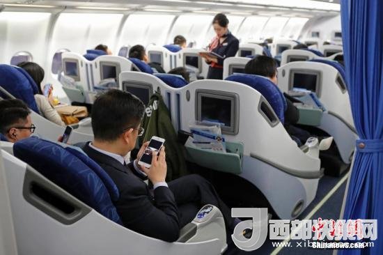 在東航MU5137航班上，旅客全程在飛行模式下可以使用手機。殷立勤 攝