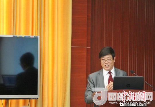 圖為中南大學(xué)教授歐陽友權(quán)在現(xiàn)場作了題為“我國文化產(chǎn)業(yè)發(fā)展的三大拐點與高校的責(zé)任”報告?！≮w曉 攝
