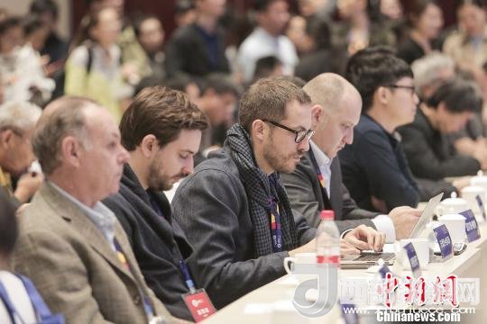 河北工業(yè)設計創(chuàng)新中心(以下簡稱HIDC)啟動儀式暨“設計促轉型·創(chuàng)新贏未來”國際工業(yè)設計工作坊26日在河北省省會石家莊市舉行。圖為與會各國設計師?！⌒ば?攝