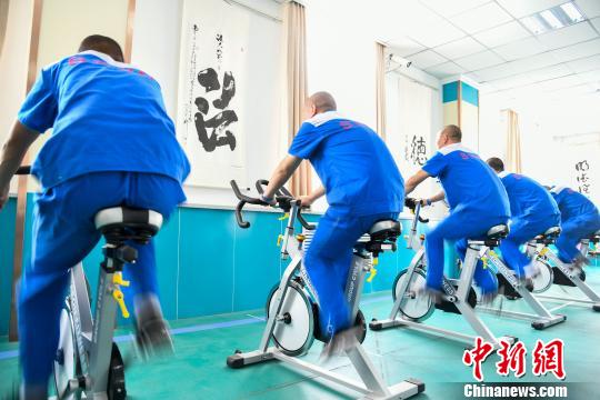 山西省戒毒人員正在進(jìn)行身體鍛煉。　王建軍 攝
