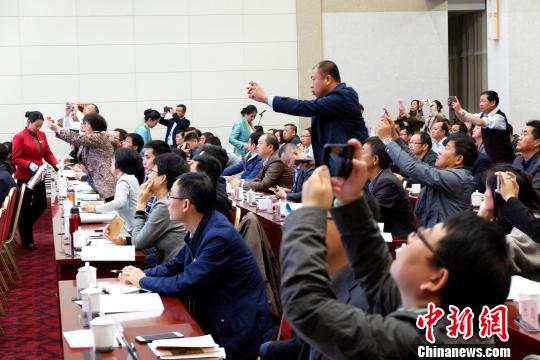 圖為與會(huì)嘉賓認(rèn)真聽(tīng)取專(zhuān)家演講?！±铍h 攝