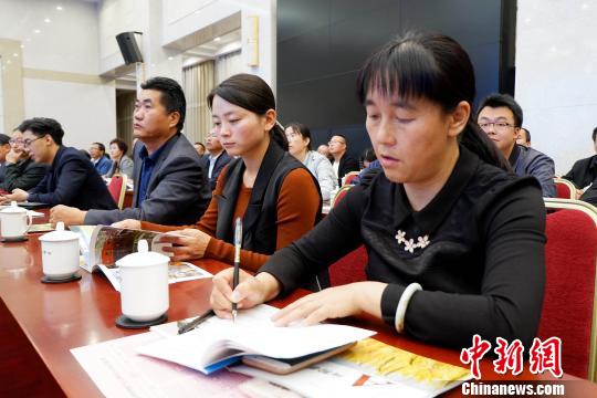 圖為與會(huì)嘉賓聆聽(tīng)專(zhuān)家演講?！±铍h 攝
