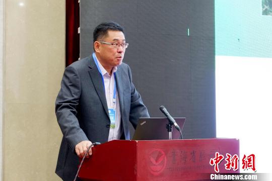 圖為青海省農(nóng)林科學(xué)院副院長(zhǎng)、國(guó)家大麥青稞產(chǎn)業(yè)技術(shù)體系崗位科學(xué)家遲德釗正在發(fā)言?！±铍h 攝