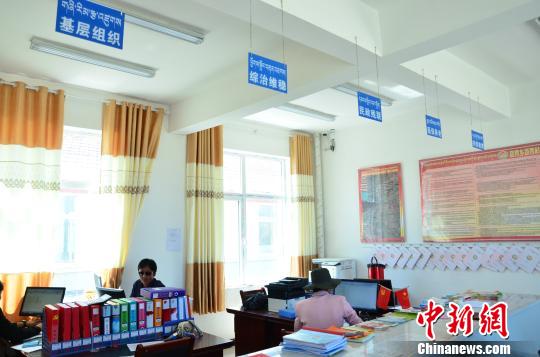 圖為塔秀村的便民服務(wù)大廳?！◆?shù)り?yáng) 攝