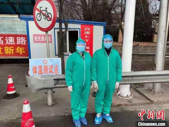 鄉(xiāng)鎮(zhèn)衛(wèi)生院和社區(qū)衛(wèi)生中心工作人員排查發(fā)熱患者?！〗樾菔嗅t(yī)療集團(tuán)供圖 攝