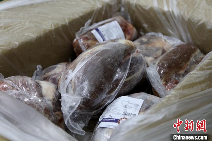 當(dāng)雄縣援鄂物資中的牦牛肉，圖中的為腱子肉，是牦牛肉中的“極品”。　當(dāng)雄縣 供圖 攝