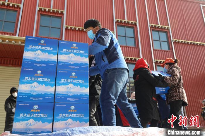 西藏當(dāng)雄給湖北荊州送去冰川礦泉水、牦牛肉等物資