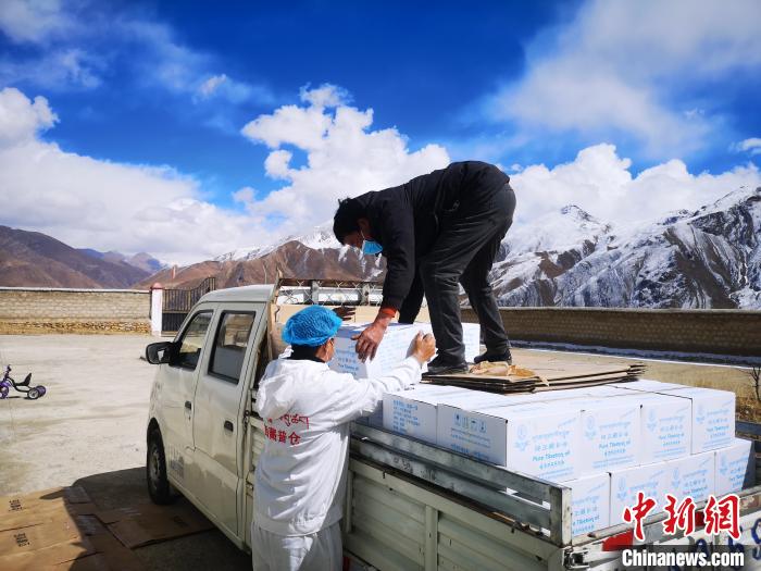 圖為工作人員搬運物資。堆龍德慶區(qū)宣傳部供圖