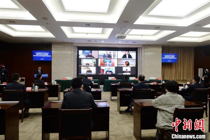 青羊區(qū)2020年重大項(xiàng)目在線集中簽約儀式現(xiàn)場(chǎng)。青羊區(qū)委宣傳部供圖