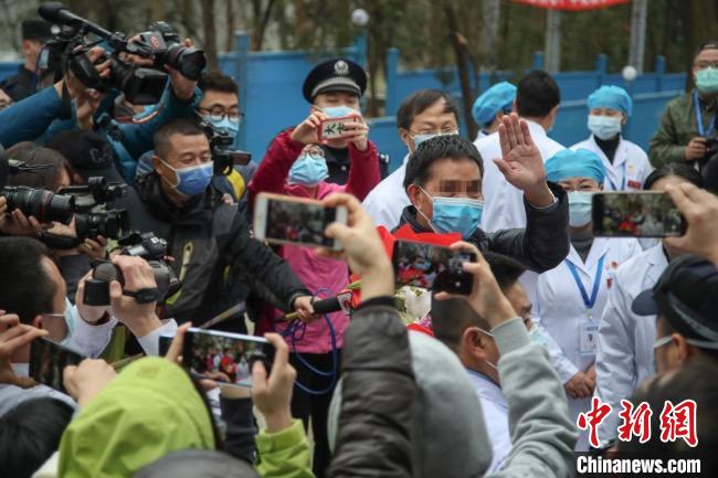 圖為貴州省最后一名新冠肺炎確診患者從貴州省將軍山醫(yī)院出院，患者與眾人揮手告別。　瞿宏倫 攝