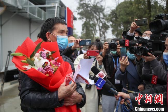 圖為貴州省最后一名新冠肺炎確診患者從貴州省將軍山醫(yī)院出院，患者接受媒體采訪?！■暮陚?攝