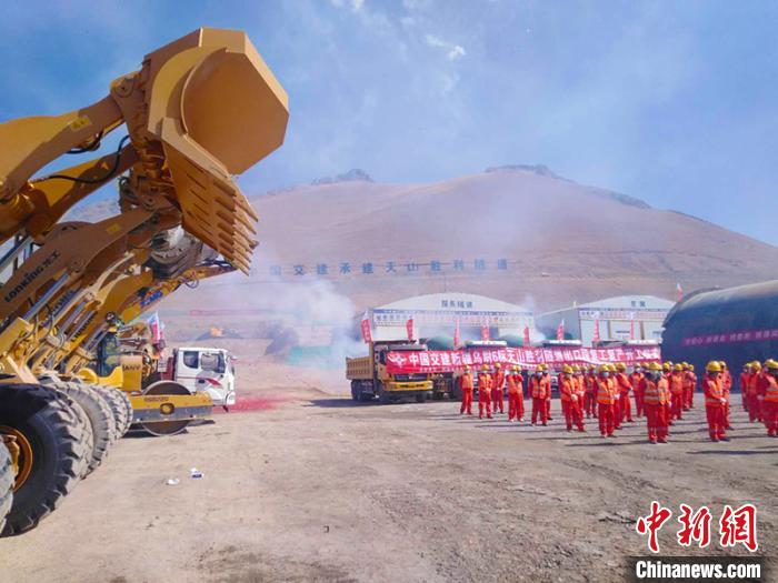 備受國內(nèi)外關(guān)注的G0711線烏魯木齊至尉犁高速公路建設(shè)項目天山勝利隧道復工“進行時”?！￡悇︼w 攝