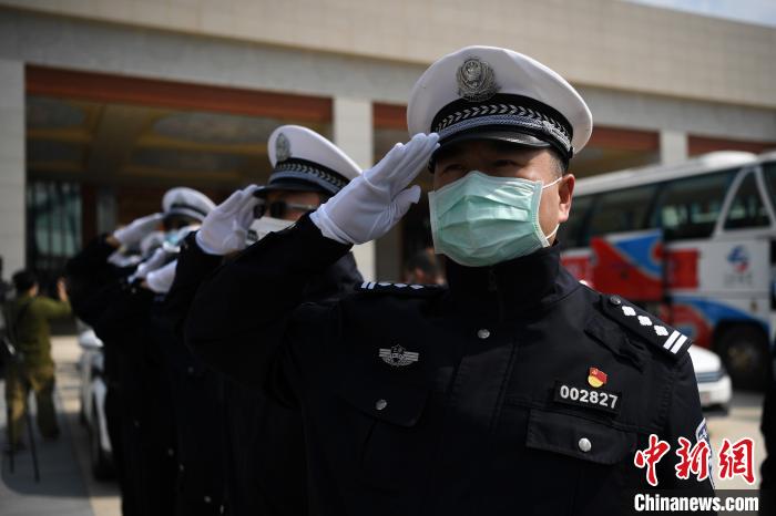 圖為交警們向醫(yī)療隊(duì)敬禮?！】灯?攝