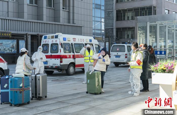 圖為呼和浩特車站“外防輸入”?！∠牧?攝