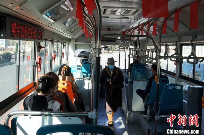 拉薩市民生活如常，圖為民眾戴口罩乘坐公交車?！〗w波 攝