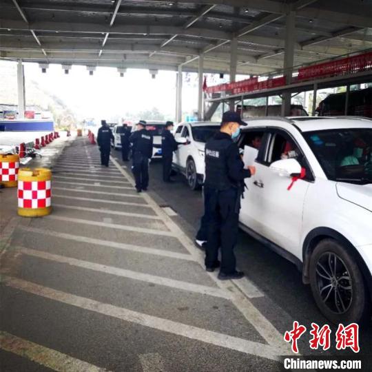 圖為云南一邊境檢查站防控疫情同時嚴防境外毒品滲透。　云南省公安廳供圖 攝