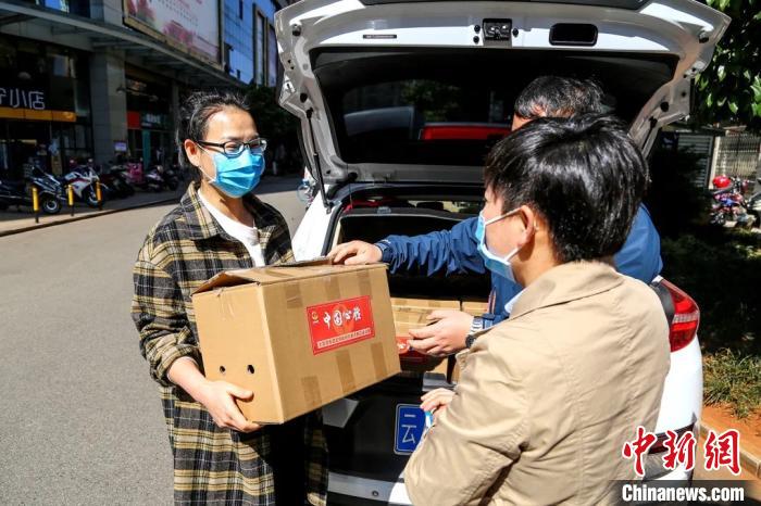 圖為昆明支援湖北醫(yī)護人員家庭收到“暖心蔬菜”。云南省委統(tǒng)戰(zhàn)部供圖
