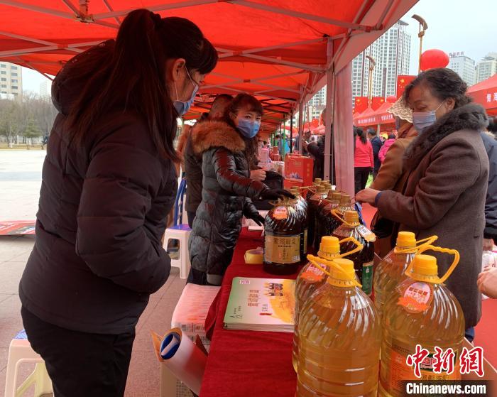 圖為市民們正在采購商品?！O睿 攝