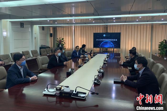 寧夏大學2020年春季首場綜合類“網(wǎng)絡雙選會”現(xiàn)場?！±钆迳?攝