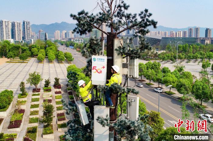 圖為重慶移動工作人員正在安裝5G基站。重慶移動 供圖