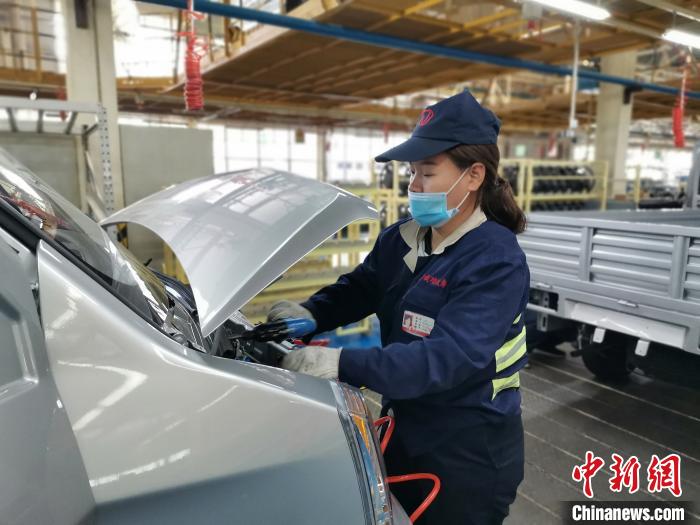 在滿足國外市場供應的同時，成功汽車也緊盯國內(nèi)市場，拓渠道保銷量?！「唢w 攝