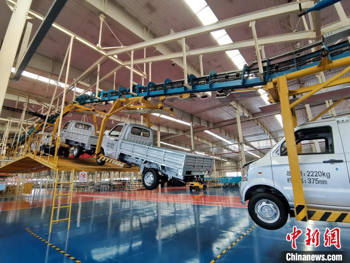 成功汽車是山西省重點轉(zhuǎn)型項目，擁有國內(nèi)先進的零部件、發(fā)動機整機自動裝配和發(fā)動機生產(chǎn)線、實驗線，還有國際一流的工業(yè)機器人?！「唢w 攝