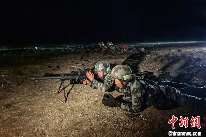 夜間狙擊手摧毀敵探照燈?！∑呀?攝