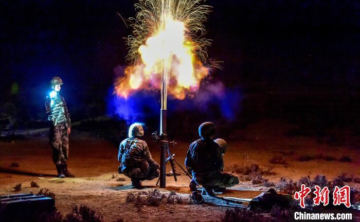 演練中偵察兵在夜間利用迫擊炮摧毀敵輕型裝甲?！」鶘|東 攝
