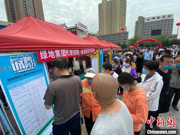 一些知名企業(yè)展臺(tái)前，投遞簡歷、咨詢就業(yè)的人絡(luò)繹不絕。　屈麗霞 攝