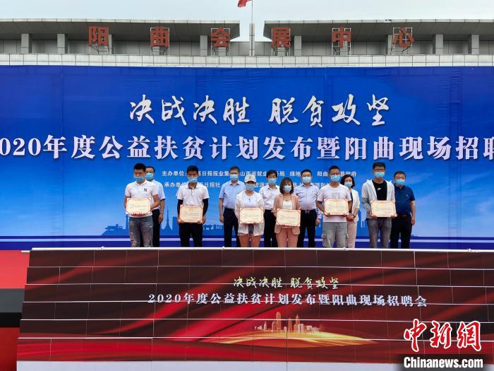 在現(xiàn)場(chǎng)，綠地集團(tuán)與困難就業(yè)群體就業(yè)代表簽署勞務(wù)合同，并為首批6名就業(yè)代表頒發(fā)上崗證書?！∏愊?攝