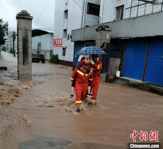 圖為消防救援人員營(yíng)救被困民眾?！≈貞c萬(wàn)州區(qū)委宣傳部供圖 攝