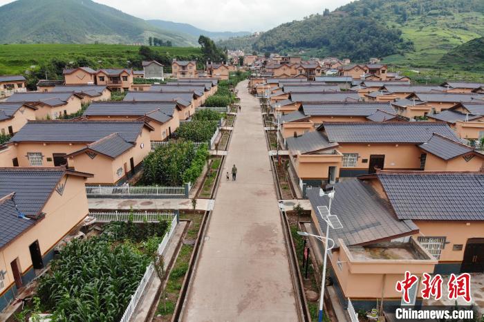 平坦的水泥路從村民居住區(qū)穿過?！埨?攝