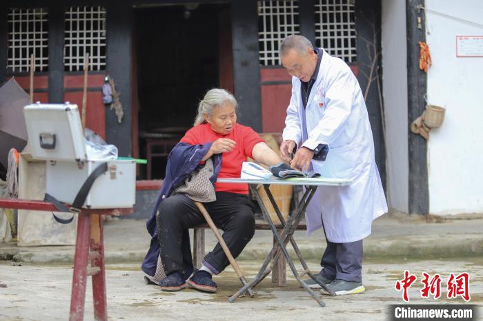 資料圖，貴州村醫(yī)給村民看病?！■暮陚?攝