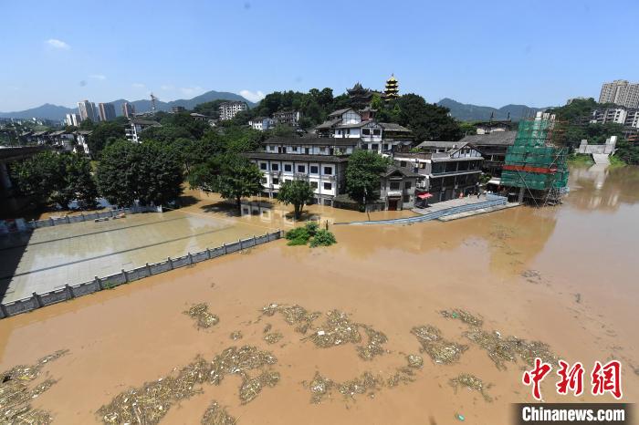 圖為7月27日，嘉陵江重慶段水位持續(xù)上漲，千年古鎮(zhèn)磁器口低洼段已被洪水淹沒?！￡惓?攝