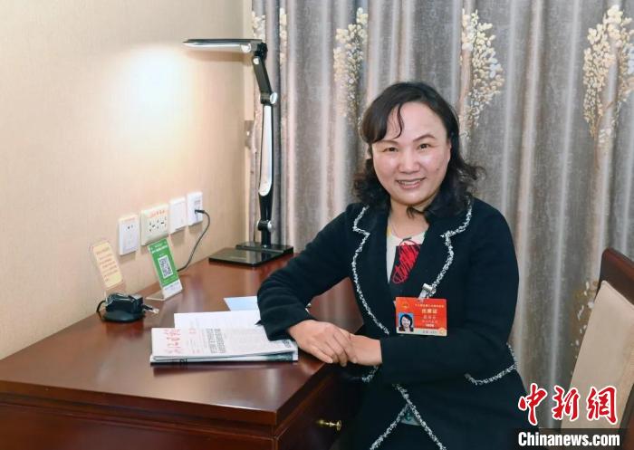 全國人大代表，浙江省臺州市椒江區(qū)大陳實驗學(xué)校校長、黨支部書記翁麗芬 蔡榮章 攝