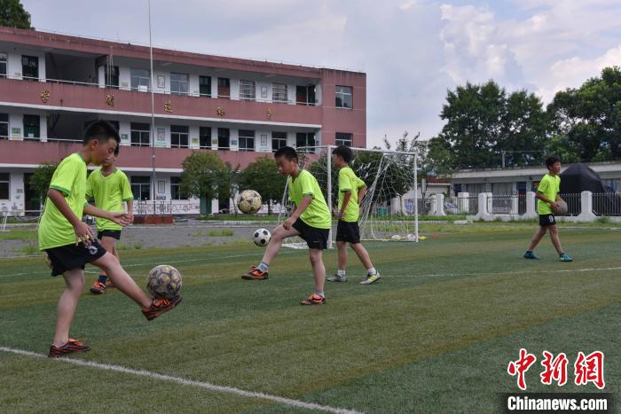 人大代表呼吁篩查防控青少年頸椎、脊柱等健康問題