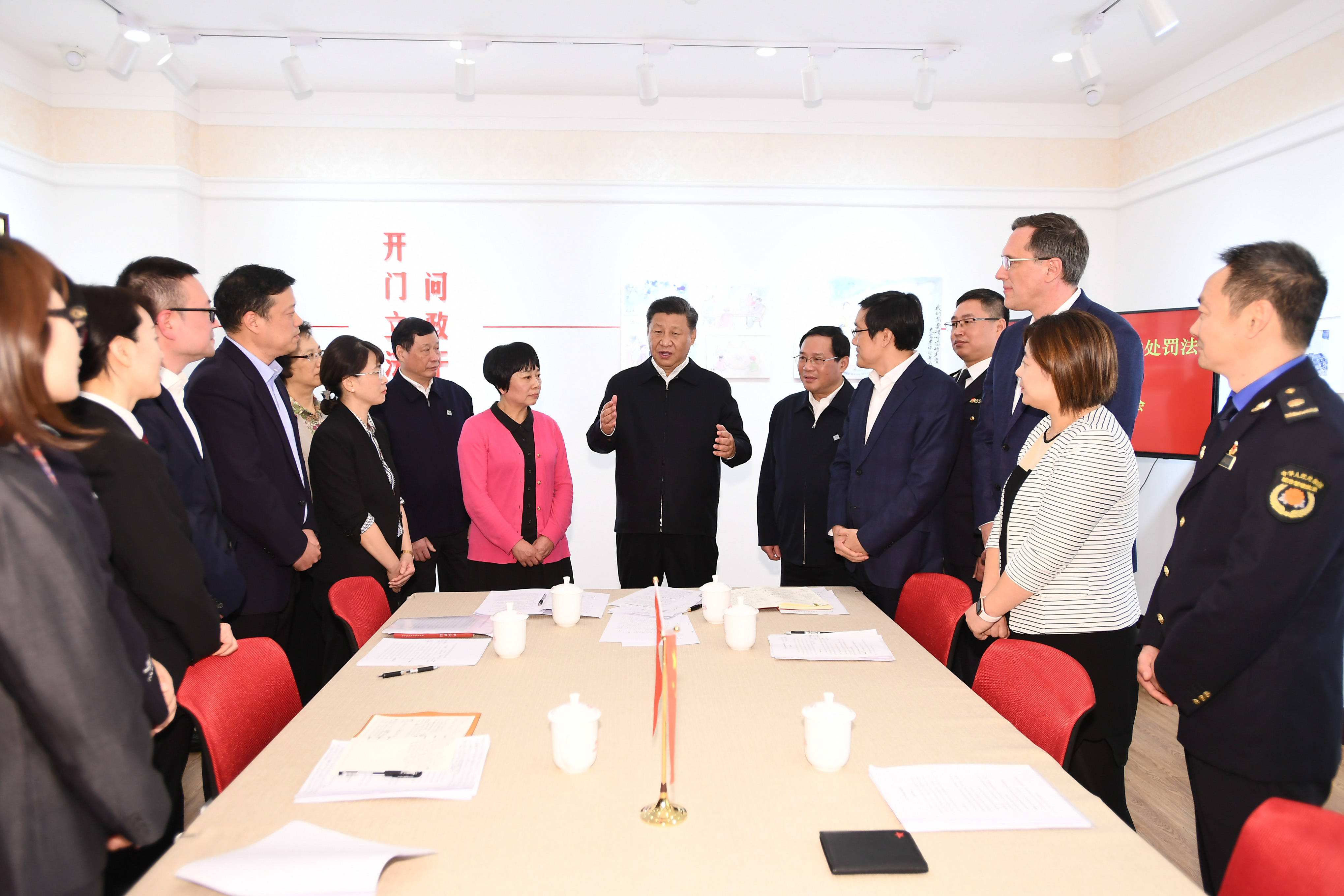 2019年11月2日，習(xí)近平總書記在上海長寧區(qū)虹橋街道古北市民中心，同正在參加立法意見征詢的社區(qū)居民代表親切交流。